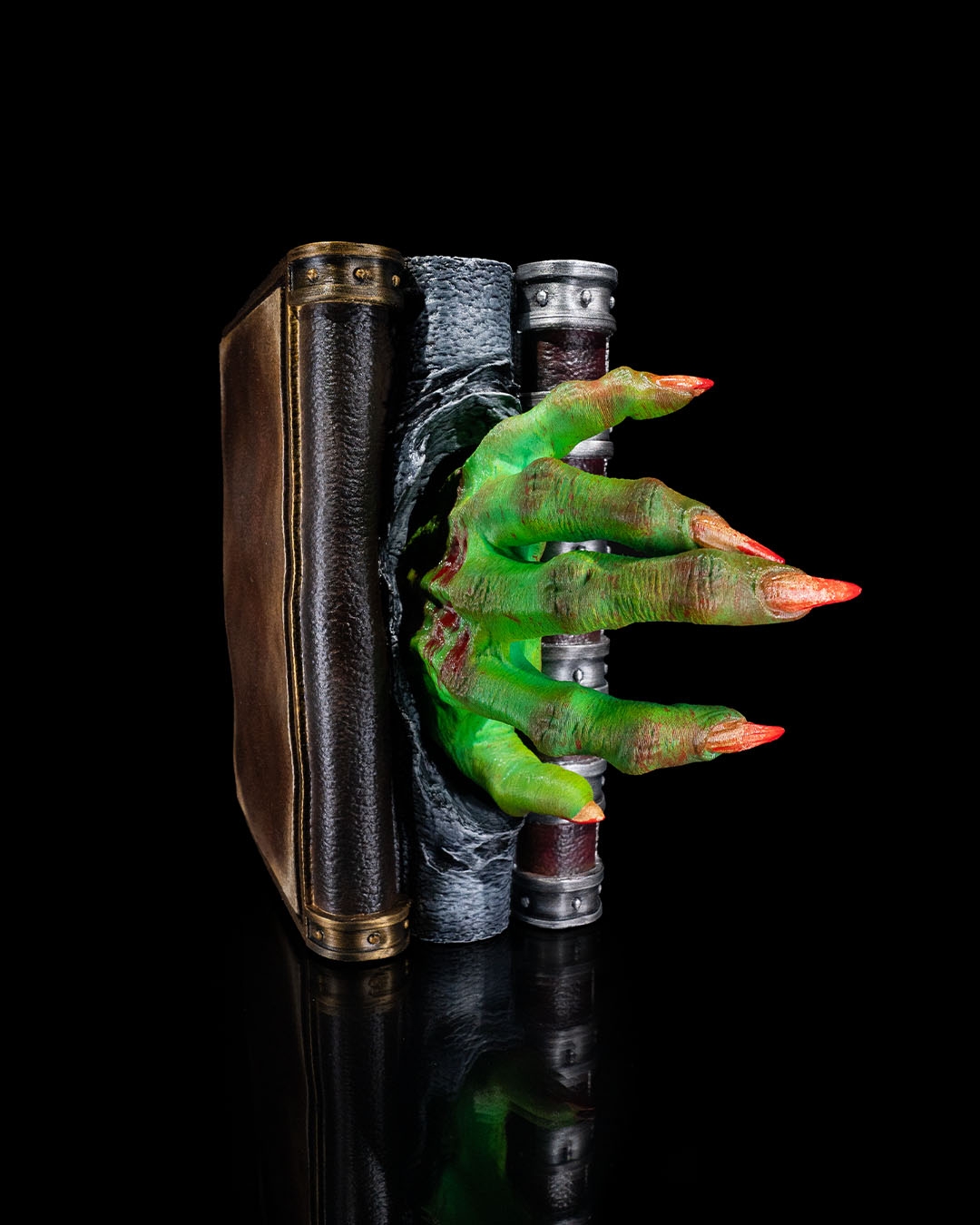 Creeping Out Book Nook - Image 5