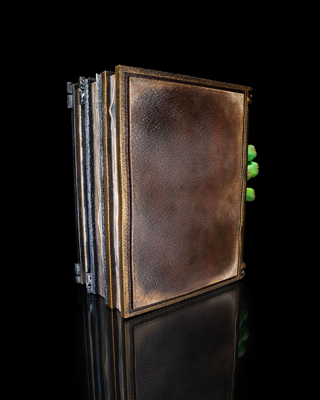 Creeping Out Book Nook - Image 6