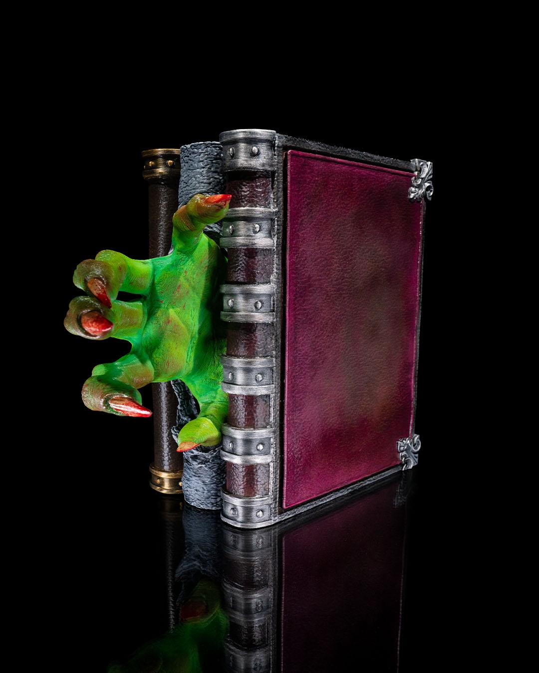 Creeping Out Book Nook - Image 8