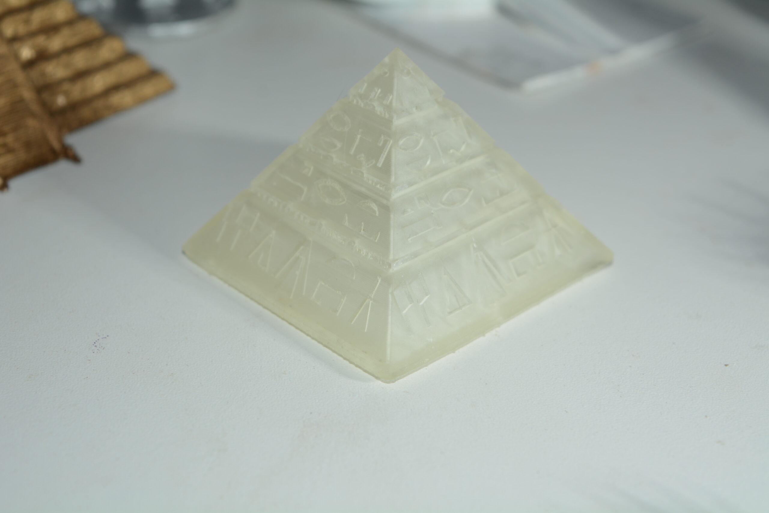 Miniatura da Pirâmide do Egito Transparente: Decoração Versátil para Casa e Aquário! 🌟✨