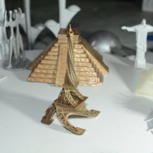 Miniatura da Torre Eiffel Retorcida: Elegância Parisiense em Pequenas Dimensões! (cópia)