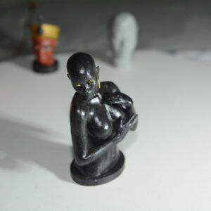 Busto de Mulher Negra com Brincos Dourados: Elegância e Força em Cada Detalhe! 🌟✨